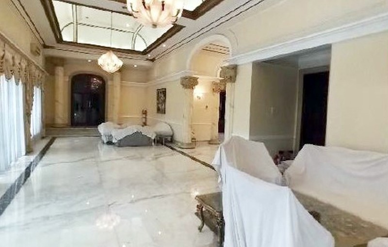 Rumah Mewah di Jemur Andayani Surabaya Selatan, Strategis, ada Kolam Renang, Bisa untuk Kantor, Siap Huni