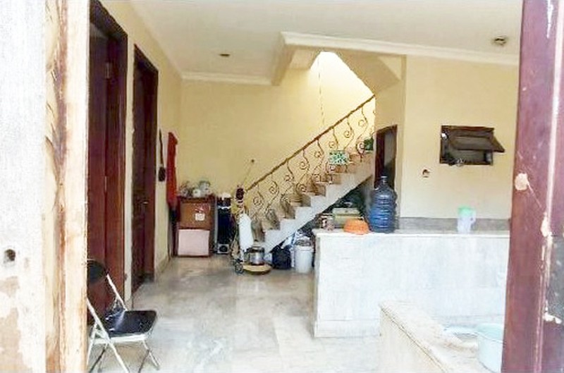 Rumah Mewah di Jemur Andayani Surabaya Selatan, Strategis, ada Kolam Renang, Bisa untuk Kantor, Siap Huni