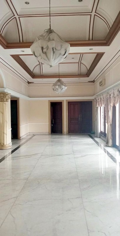 Rumah Mewah di Jemur Andayani Surabaya Selatan, Strategis, ada Kolam Renang, Bisa untuk Kantor, Siap Huni