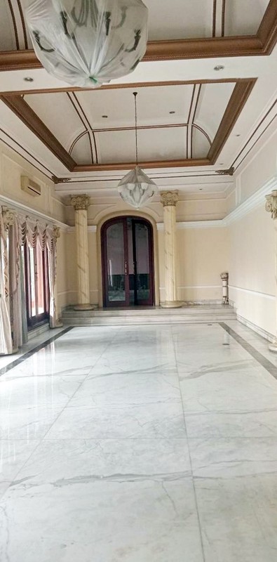 Rumah Mewah di Jemur Andayani Surabaya Selatan, Strategis, ada Kolam Renang, Bisa untuk Kantor, Siap Huni