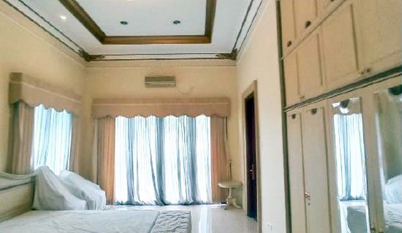Rumah Mewah di Jemur Andayani Surabaya Selatan, Strategis, ada Kolam Renang, Bisa untuk Kantor, Siap Huni