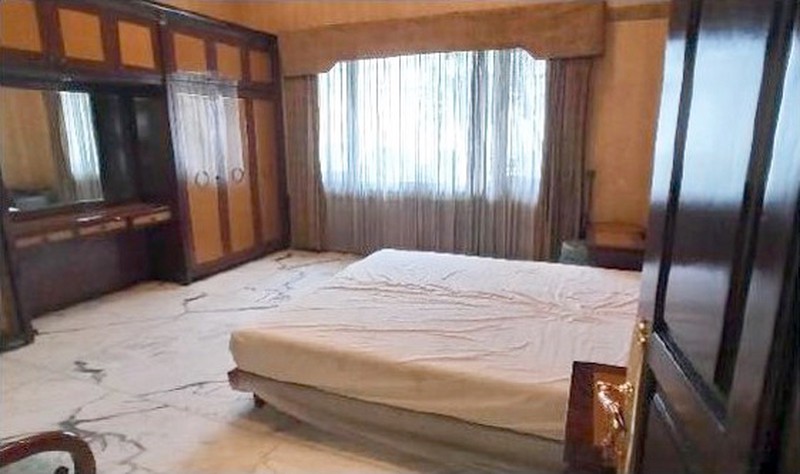 Rumah Mewah di Jemur Andayani Surabaya Selatan, Strategis, ada Kolam Renang, Bisa untuk Kantor, Siap Huni