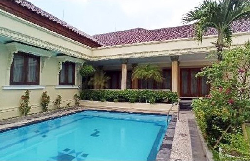 Rumah Mewah di Jemur Andayani Surabaya Selatan, Strategis, ada Kolam Renang, Bisa untuk Kantor, Siap Huni