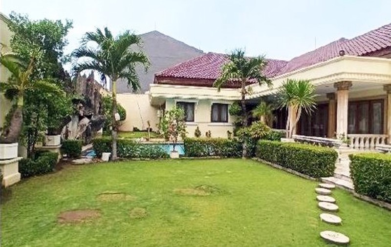 Rumah Mewah di Jemur Andayani Surabaya Selatan, Strategis, ada Kolam Renang, Bisa untuk Kantor, Siap Huni