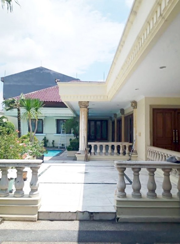 Rumah Mewah di Jemur Andayani Surabaya Selatan, Strategis, ada Kolam Renang, Bisa untuk Kantor, Siap Huni