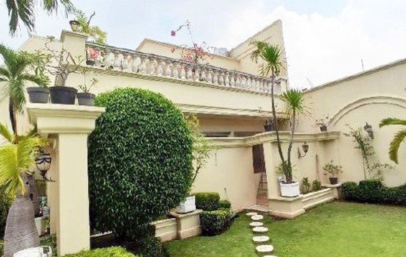 Rumah Mewah di Jemur Andayani Surabaya Selatan, Strategis, ada Kolam Renang, Bisa untuk Kantor, Siap Huni