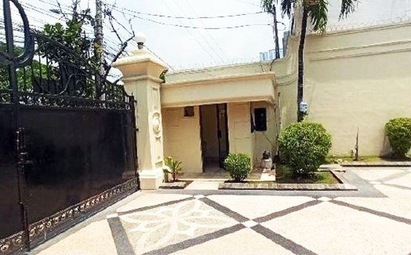 Rumah Mewah di Jemur Andayani Surabaya Selatan, Strategis, ada Kolam Renang, Bisa untuk Kantor, Siap Huni
