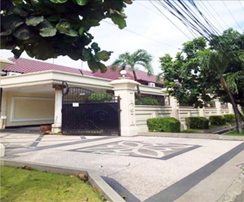 Rumah Mewah di Jemur Andayani Surabaya Selatan, Strategis, ada Kolam Renang, Bisa untuk Kantor, Siap Huni