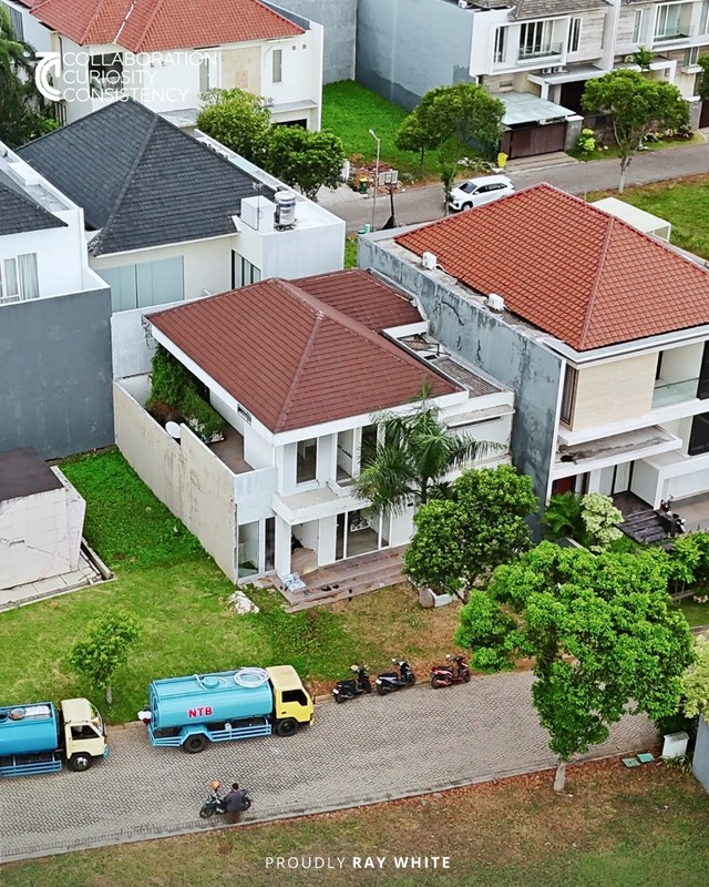 Jual Rumah Mewah di Waterfront Citraland Surabaya - Lokasi Premium, Siap Huni, Harga Nego!
