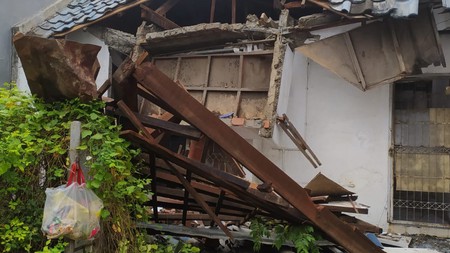 Di jual cepat rumah  tua di Taman Modern Jakarta Timur ( hitung tanah saja, harga dibawah NJOP PBB )