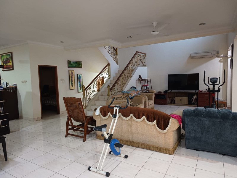 Rumah Luas 2 Lantai Hadap Taman di Kota Wisata 