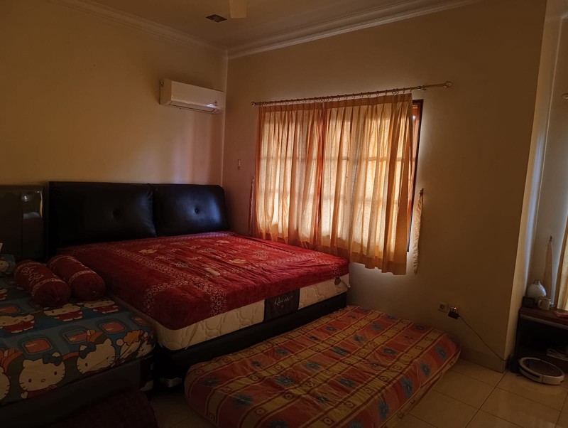 Rumah Luas 2 Lantai Hadap Taman di Kota Wisata 