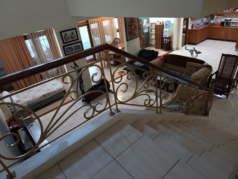 Rumah Luas 2 Lantai Hadap Taman di Kota Wisata 