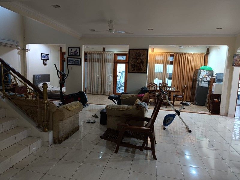 Rumah Luas 2 Lantai Hadap Taman di Kota Wisata 