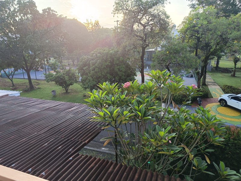 Rumah Luas 2 Lantai Hadap Taman di Kota Wisata 