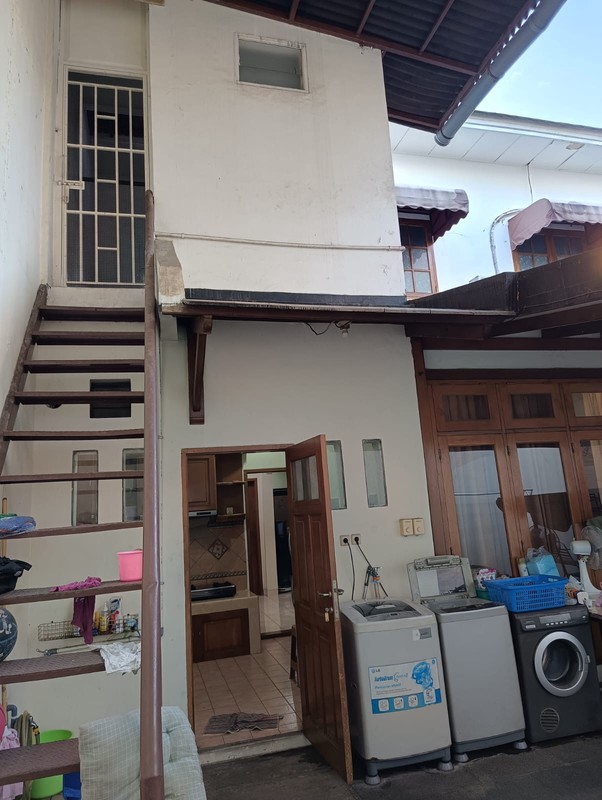 Rumah Luas 2 Lantai Hadap Taman di Kota Wisata 