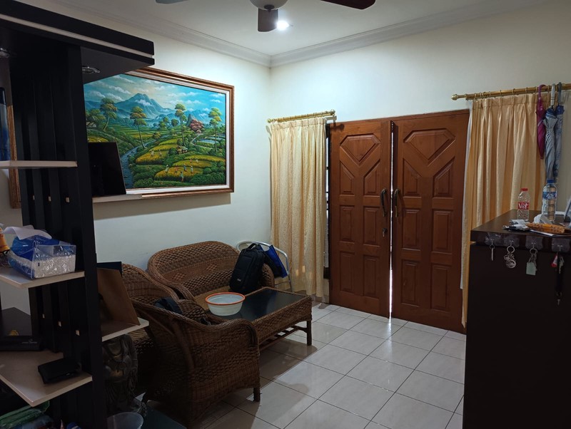 Rumah Luas 2 Lantai Hadap Taman di Kota Wisata 