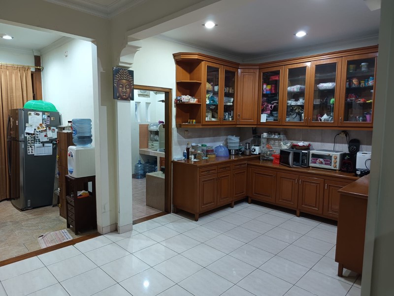 Rumah Luas 2 Lantai Hadap Taman di Kota Wisata 