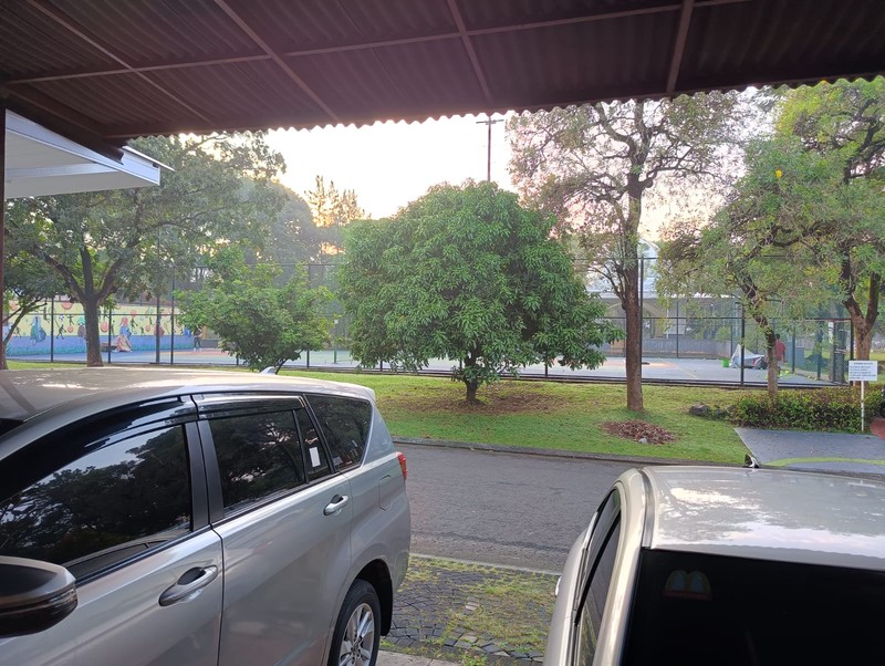 Rumah Luas 2 Lantai Hadap Taman di Kota Wisata 