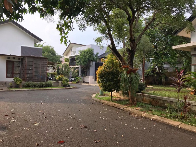 Rumah Hook, Dengan Halaman Luas, dan Nyaman @Taman Permata