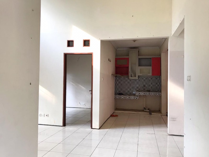 Rumah Hook, Dengan Halaman Luas, dan Nyaman @Taman Permata