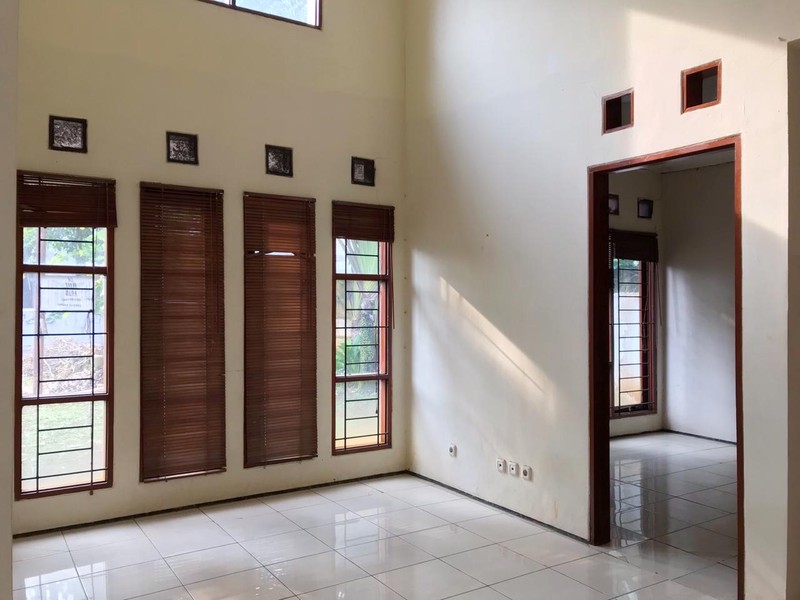 Rumah Hook, Dengan Halaman Luas, dan Nyaman @Taman Permata