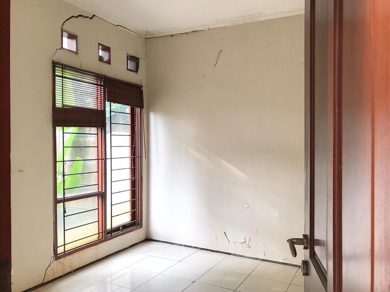 Rumah Hook, Dengan Halaman Luas, dan Nyaman @Taman Permata