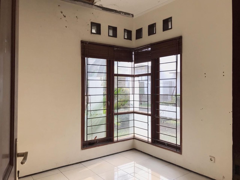 Rumah Hook, Dengan Halaman Luas, dan Nyaman @Taman Permata