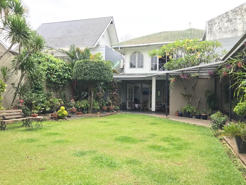 Rumah MEWAH, Halaman Luas, dan Hunian Asri @Bintaro