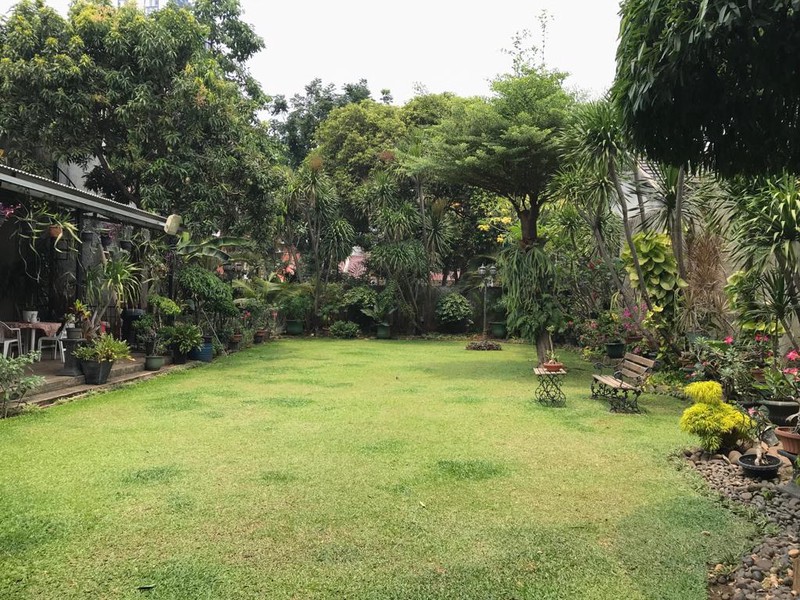 Rumah MEWAH, Halaman Luas, dan Hunian Asri @Bintaro