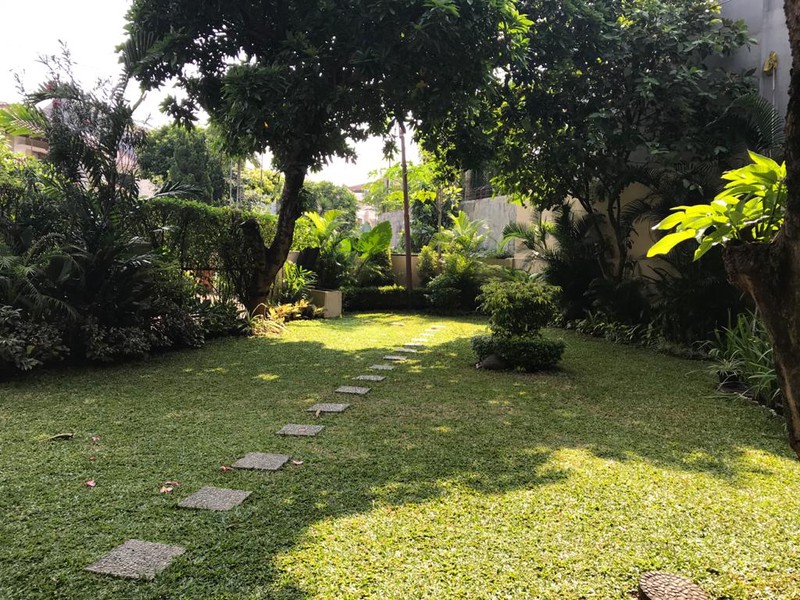 Rumah MEWAH, Lokasi Strategis dan Halaman Luas @Jl Anggur Barat, Cipete