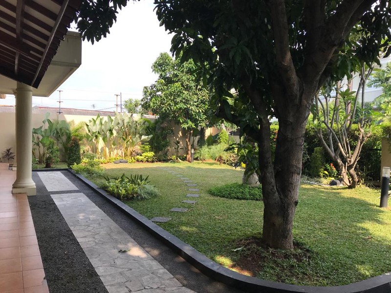 Rumah MEWAH, Lokasi Strategis dan Halaman Luas @Jl Anggur Barat, Cipete