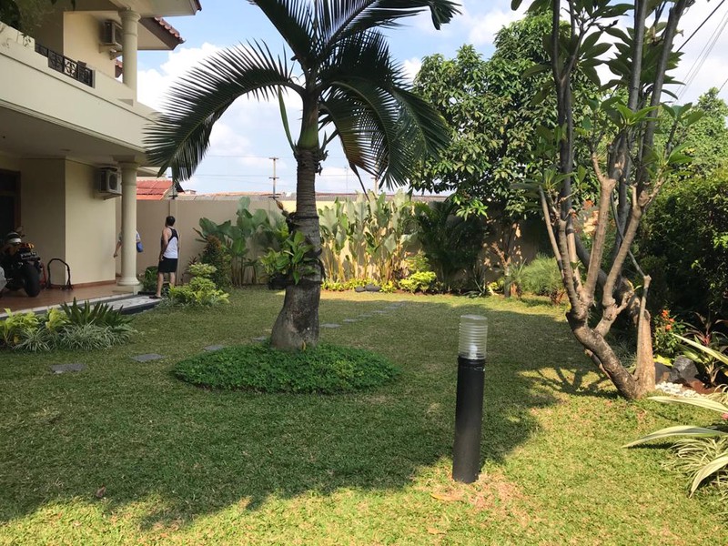 Rumah MEWAH, Lokasi Strategis dan Halaman Luas @Jl Anggur Barat, Cipete