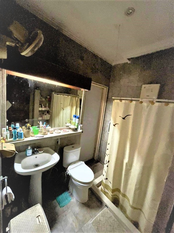 Rumah HOOK, Pinggir Jalan dan Strategis @Jl Merpati, Ciputat