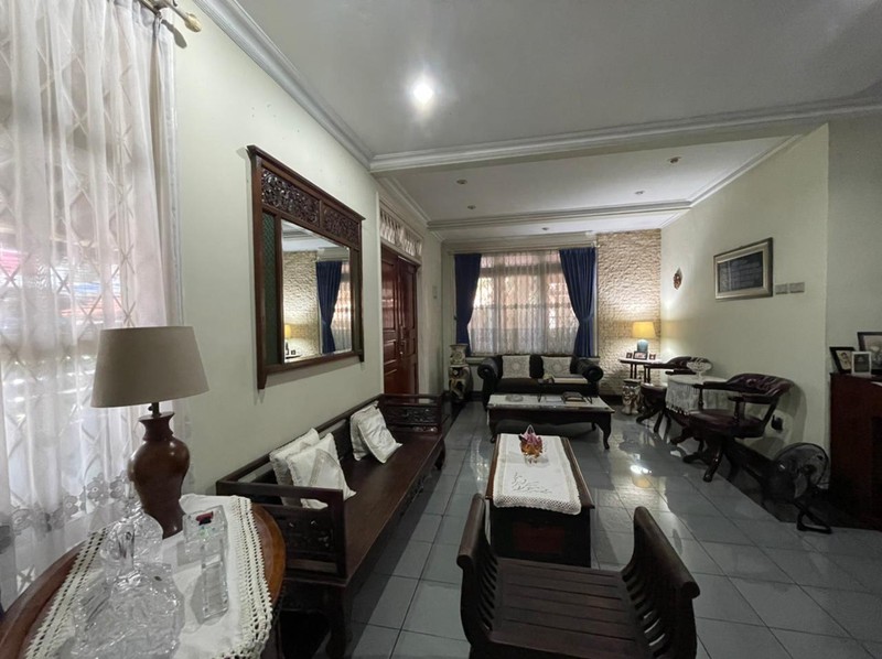 Rumah HOOK, Pinggir Jalan dan Strategis @Jl Merpati, Ciputat