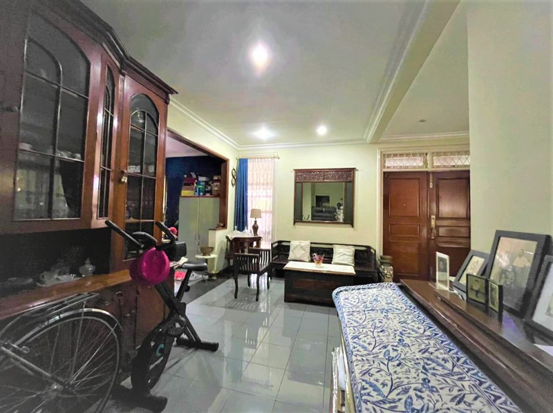 Rumah HOOK, Pinggir Jalan dan Strategis @Jl Merpati, Ciputat