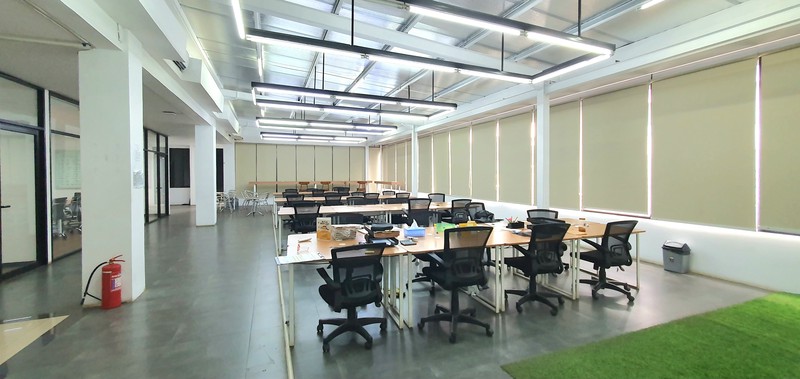 Ruko gandeng dan hoek di Boulevard Barat, Kelapa Gading. 12x20m2
