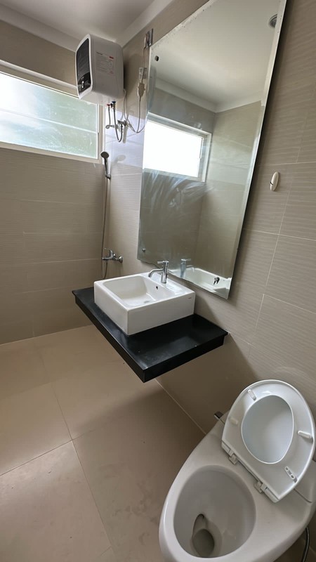 Disewa Rumah 2 Lantai Semi Furnished Siap Huni dengan KT 4+1 dan KM 3+1 Hunian Nyaman dan Asri @Bintaro, Sektor 7