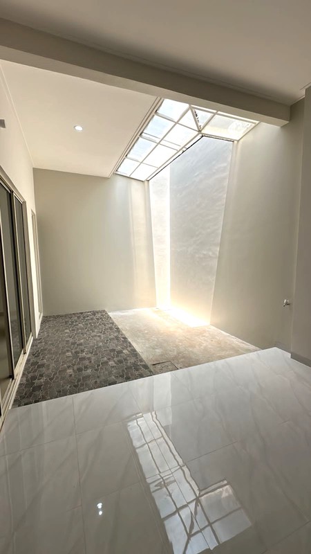 Disewa Rumah 2 Lantai Semi Furnished Siap Huni dengan KT 4+1 dan KM 3+1 Hunian Nyaman dan Asri @Bintaro, Sektor 7