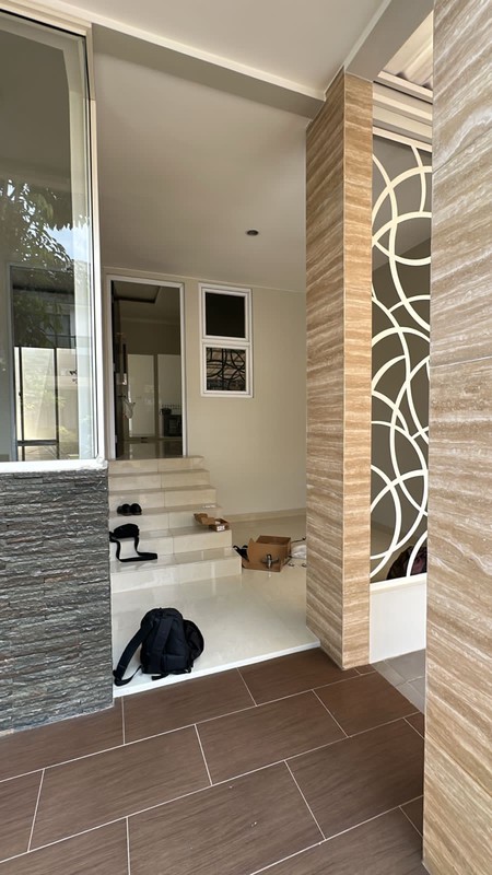 Disewa Rumah 2 Lantai Semi Furnished Siap Huni dengan KT 4+1 dan KM 3+1 Hunian Nyaman dan Asri @Bintaro, Sektor 7