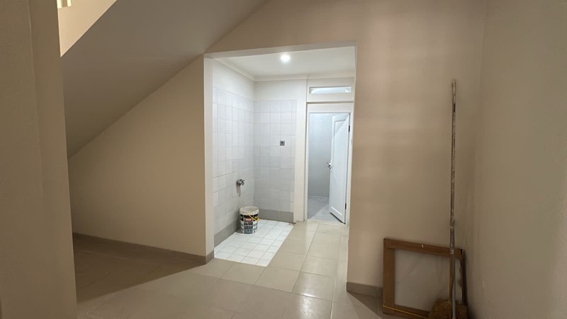 Disewa Rumah 2 Lantai Semi Furnished Siap Huni dengan KT 4+1 dan KM 3+1 Hunian Nyaman dan Asri @Bintaro, Sektor 7