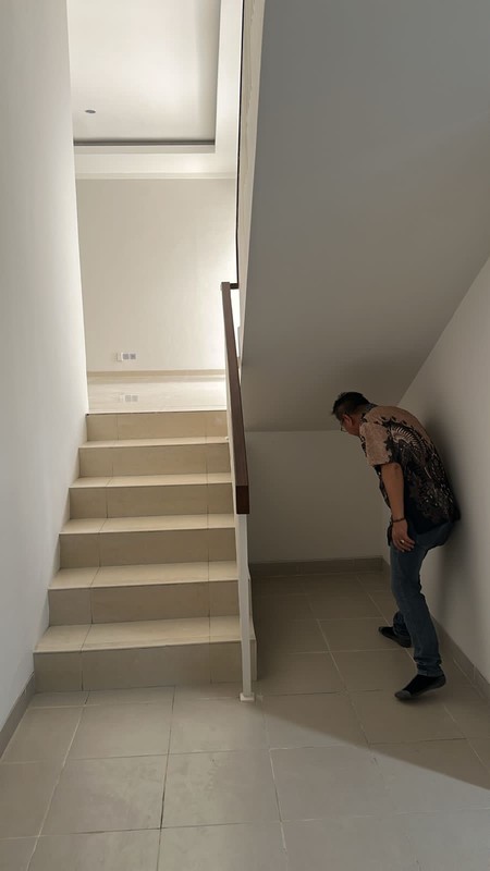 Disewa Rumah 2 Lantai Semi Furnished Siap Huni dengan KT 4+1 dan KM 3+1 Hunian Nyaman dan Asri @Bintaro, Sektor 7