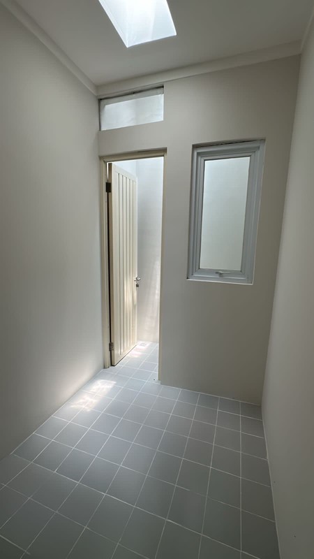 Disewa Rumah 2 Lantai Semi Furnished Siap Huni dengan KT 4+1 dan KM 3+1 Hunian Nyaman dan Asri @Bintaro, Sektor 7