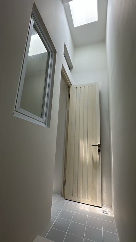 Disewa Rumah 2 Lantai Semi Furnished Siap Huni dengan KT 4+1 dan KM 3+1 Hunian Nyaman dan Asri @Bintaro, Sektor 7