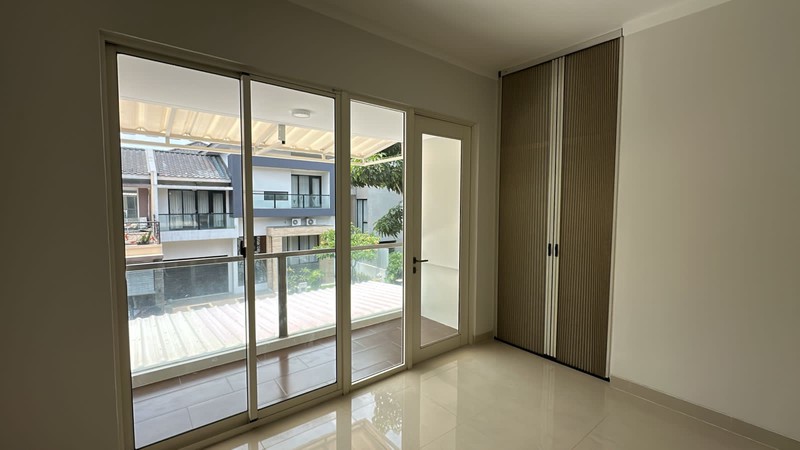 Disewa Rumah 2 Lantai Semi Furnished Siap Huni dengan KT 4+1 dan KM 3+1 Hunian Nyaman dan Asri @Bintaro, Sektor 7