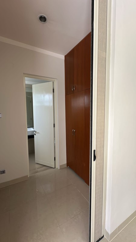 Disewa Rumah 2 Lantai Semi Furnished Siap Huni dengan KT 4+1 dan KM 3+1 Hunian Nyaman dan Asri @Bintaro, Sektor 7