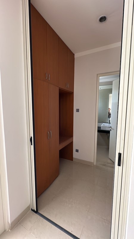 Disewa Rumah 2 Lantai Semi Furnished Siap Huni dengan KT 4+1 dan KM 3+1 Hunian Nyaman dan Asri @Bintaro, Sektor 7