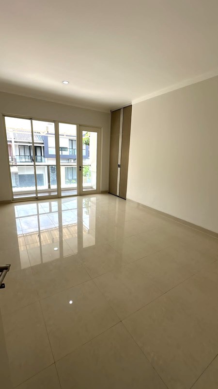 Disewa Rumah 2 Lantai Semi Furnished Siap Huni dengan KT 4+1 dan KM 3+1 Hunian Nyaman dan Asri @Bintaro, Sektor 7