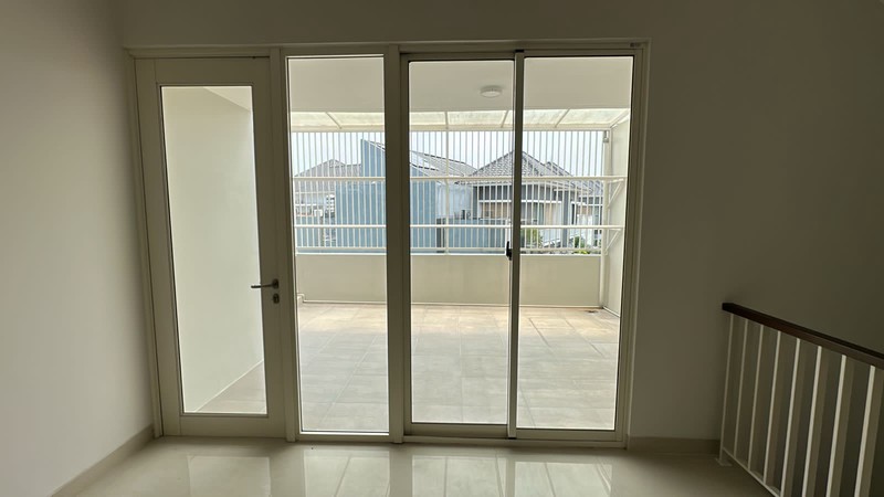 Disewa Rumah 2 Lantai Semi Furnished Siap Huni dengan KT 4+1 dan KM 3+1 Hunian Nyaman dan Asri @Bintaro, Sektor 7