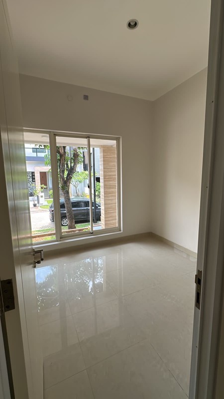 Disewa Rumah 2 Lantai Semi Furnished Siap Huni dengan KT 4+1 dan KM 3+1 Hunian Nyaman dan Asri @Bintaro, Sektor 7